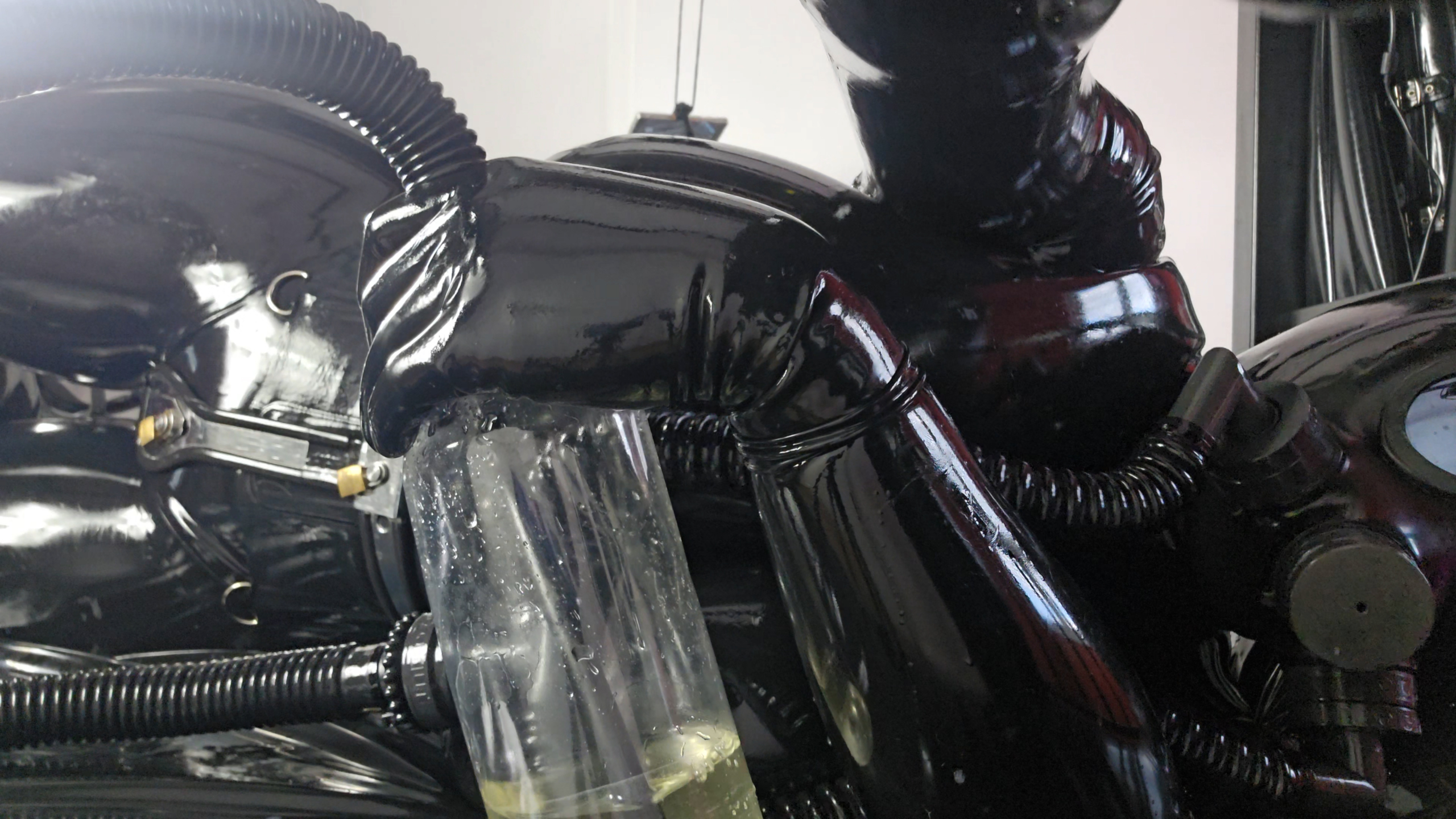 Rubber Piss & Remote Control.00_23_17_11.Standbild005