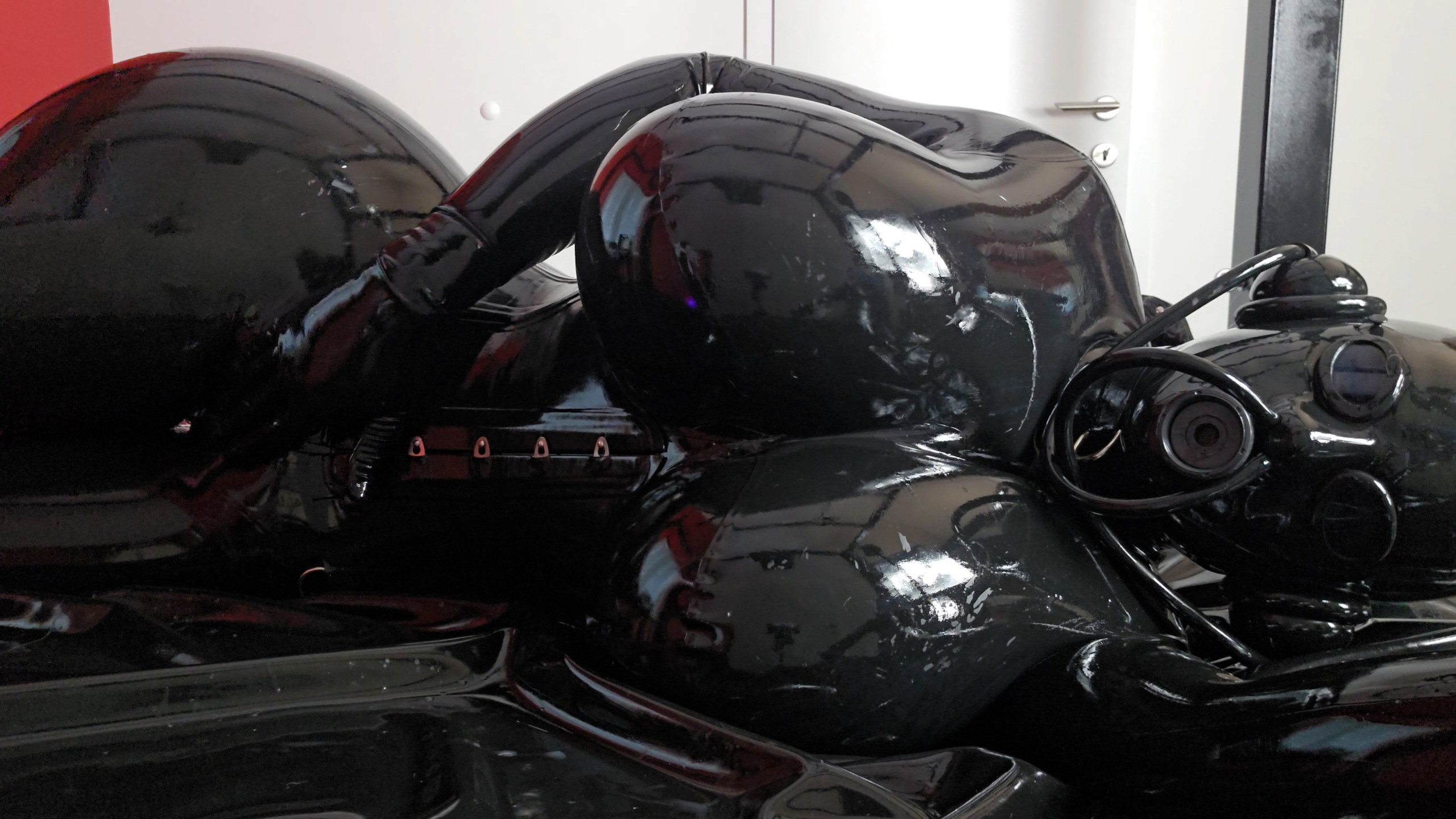 The RubberBed.00_08_29_18.Standbild007